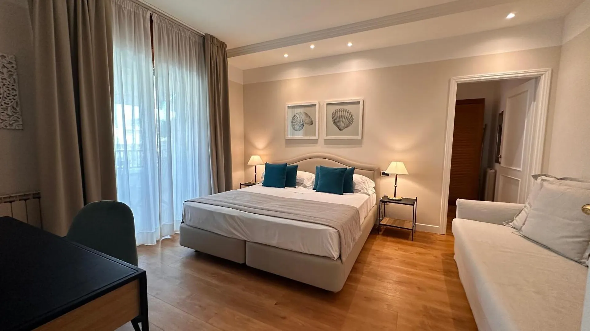 Aparthotel Residence Lungomare - Charming Apartments Riccione