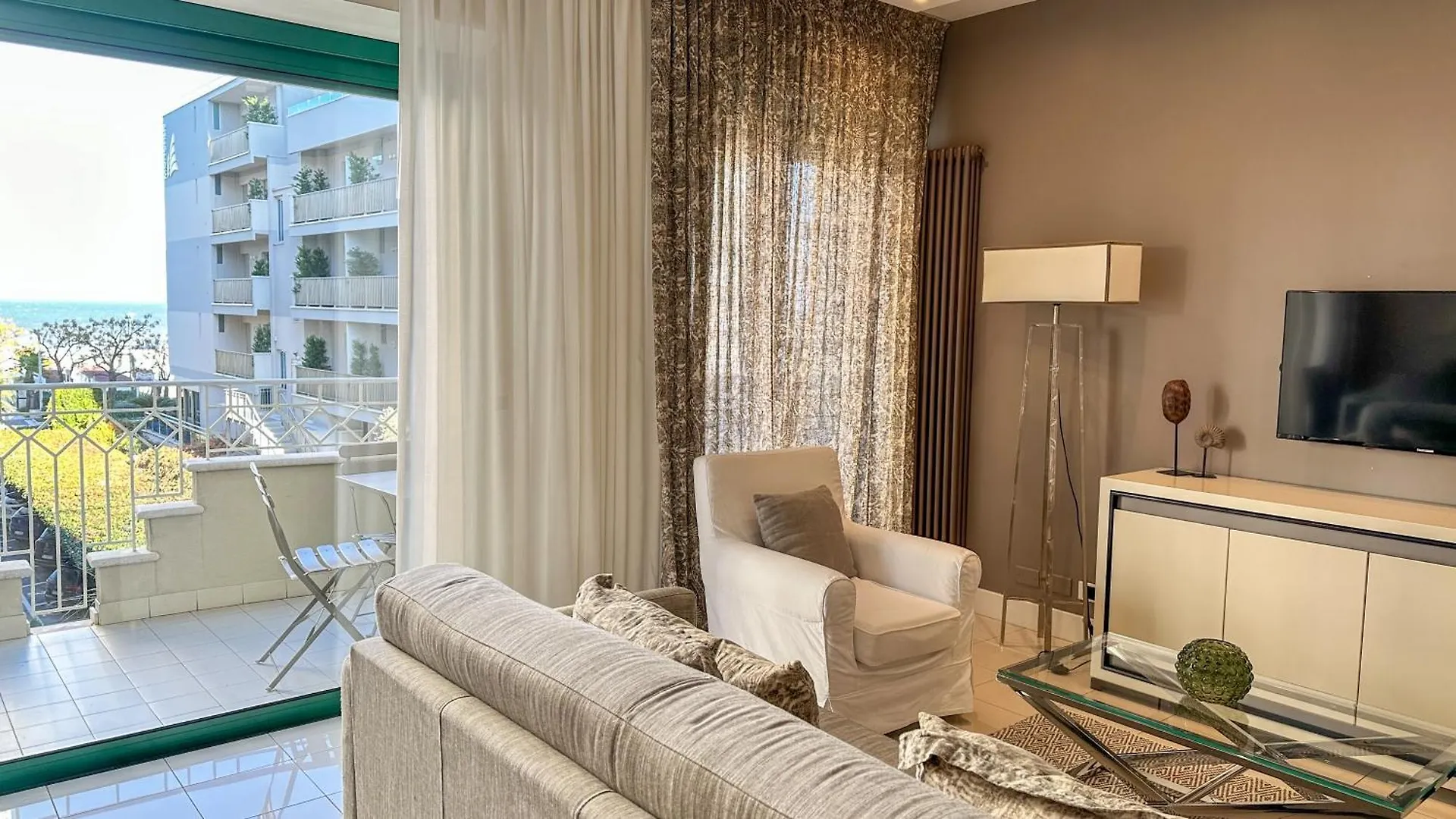 Aparthotel Residence Lungomare - Charming Apartments Riccione